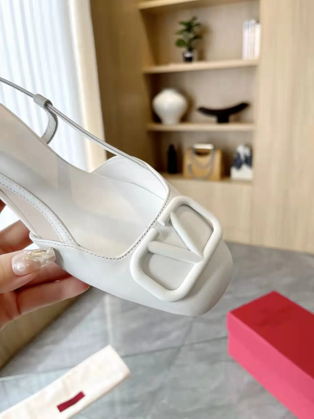 👟👟Ex-factory price 400👟👟 Genuine leather sole +40 Top version 𝑉𝐴𝐿𝐸𝑁𝑇𝐼𝑁𝑂 Valentino new spring and summer women's back hollow new sandals. Unique V-buckle hardware accessories bring out a full sense of luxury. The new season will live up to expectations! Worth buying★Absolutely high-grade❥Original method, Absolutely sensual❥Elegant style, creating a different feeling, simple and elegant style!  Code number: 35-41 (34-42 customized, non-returnable) Fabric: Imported sheepskin Inner foot pads: Inner sheepskin Heel height: 2 cm Leather outsole Rubber outsole